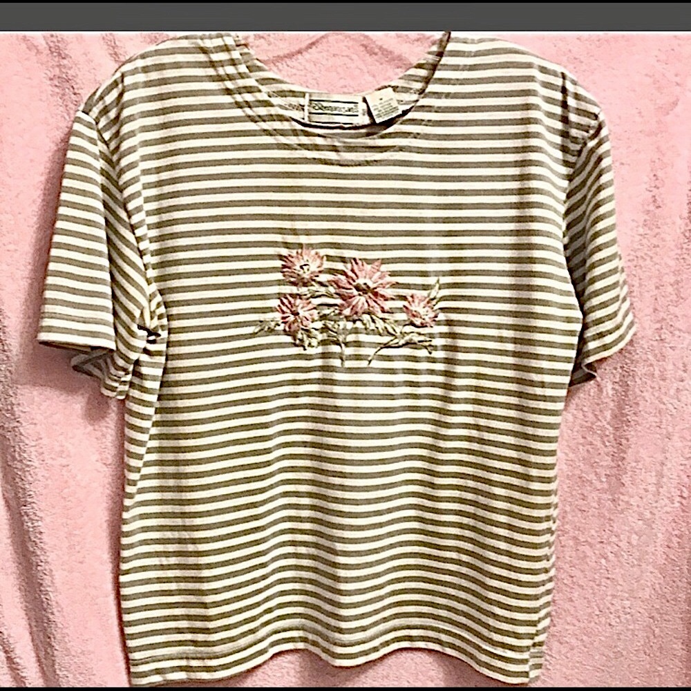 Flowered embroidered top M